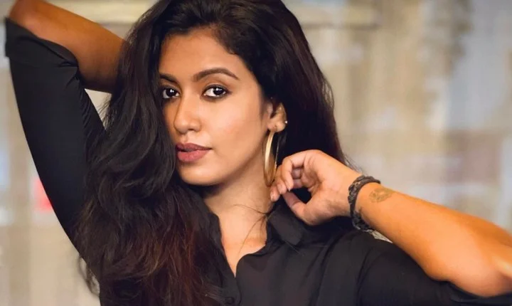 பல்லேலக்கா பல்லேலக்கா... ஸ்டைலில் மிரட்டும் கண்ணம்மா - மாடர்ன் லுக்ஸ்!