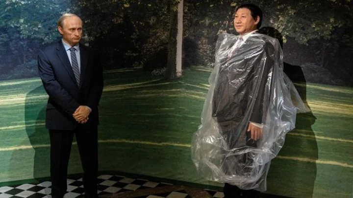 சர்வாதிகாரிகளுக்கு சிலை எதற்கு? – புதின் சிலையை தூக்கிய பாரிஸ் அருங்காட்சியகம்!