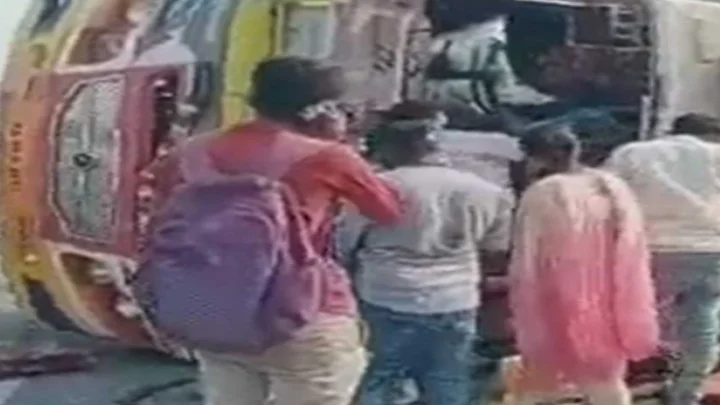 பேருந்து கவிழ்ந்த விபத்தில்    8 பேர் உயிரிழப்பு...