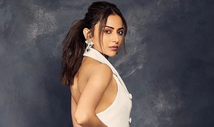 வெள்ளை உடையில் லிமிட்டா கிளாமர் காட்டி இழுத்த ரகுல் ப்ரீத் சிங்!