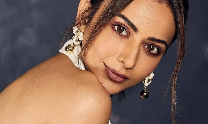 வெள்ளை உடையில் லிமிட்டா கிளாமர் காட்டி இழுத்த ரகுல் ப்ரீத் சிங்!