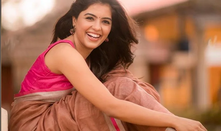 மயக்குறியே சிரிக்கிறியே... அழகாய் கவர்ந்திழுக்கும் அம்ருதா ஐயர்!