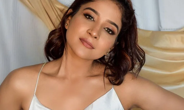 கர்சீப் துணியில் கவர்ச்சி தெறிக்கவிட்ட சாக்ஷி - லேட்டஸ்ட் போட்டோஸ்!