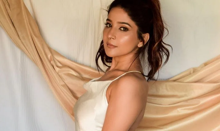 கர்சீப் துணியில் கவர்ச்சி தெறிக்கவிட்ட சாக்ஷி - லேட்டஸ்ட் போட்டோஸ்!