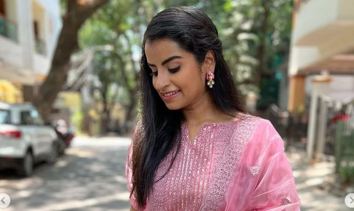 பிங்க் சுடிதாரில் கியூட்னஸ் அள்ளும் ஷிவாங்கி - லேட்டஸ்ட் போட்டோஸ்!