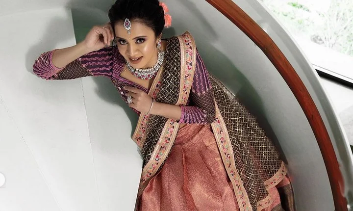 ஜொலிக்கும் உடையில் கவர்ந்திழுக்கும் அஞ்சனா ரங்கன் - லேட்டஸ்ட் போட்டோஸ்!