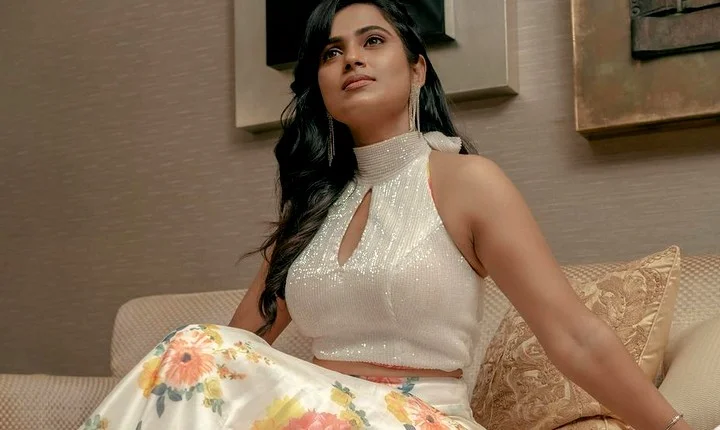 நெடுக்க ஒரு கோடு குறுக்க ஒரு கோடு... லைட்டான கவர்ச்சியில் லைக்ஸ் அள்ளும் ரம்யா பாண்டியன்!