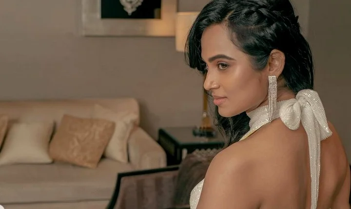 நெடுக்க ஒரு கோடு குறுக்க ஒரு கோடு... லைட்டான கவர்ச்சியில் லைக்ஸ் அள்ளும் ரம்யா பாண்டியன்!