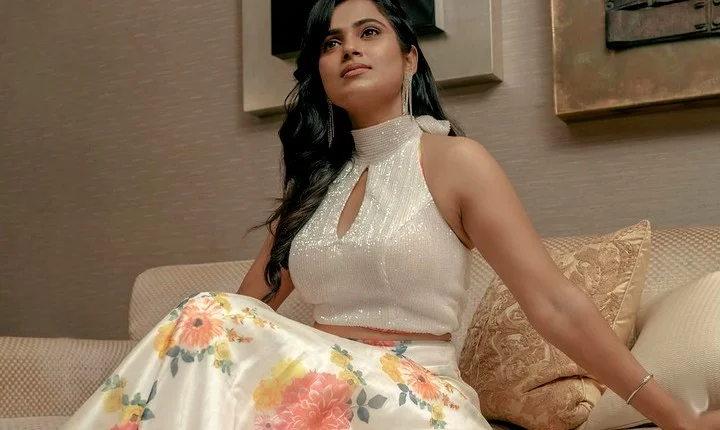 நெடுக்க ஒரு கோடு குறுக்க ஒரு கோடு... லைட்டான கவர்ச்சியில் லைக்ஸ் அள்ளும் ரம்யா பாண்டியன்!