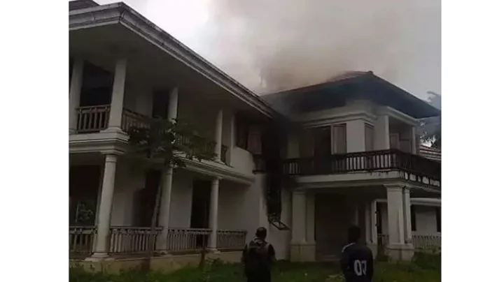 பற்றி எறியும் ராஜபக்சே & கோ வீடுகள் !!