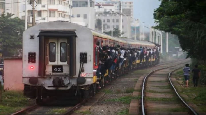 இலங்கையில் அலுவலக நேர ரயில்கள் மட்டுமே இயங்கும்!