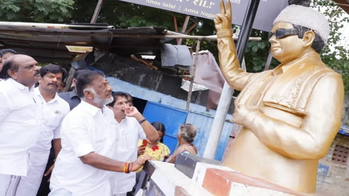MGR Statue