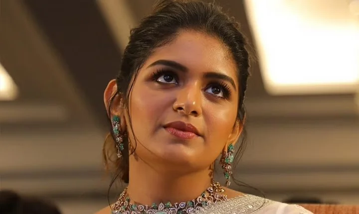 ஆடிய ஆட்டம் என்ன? பாதியில் நிறுத்தப்பட்ட படப்பிடிப்பு - அப்செட்டில் அதிதி ஷங்கர்!
