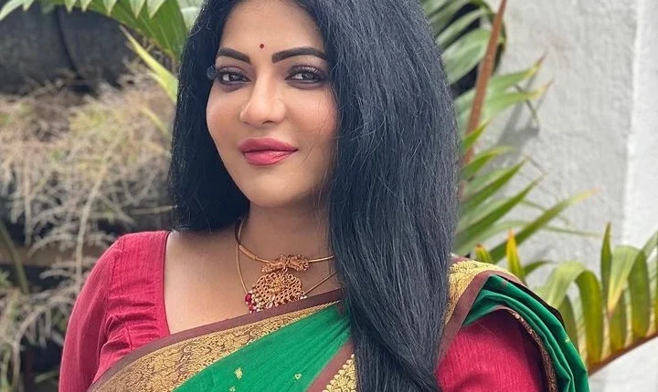 மூக்கு புடைப்பா இருந்தால் இப்படியெல்லாம் காட்ட தோணுமோ? ரேஷ்மாவை விளாசும் நெட்டிசன்ஸ்!