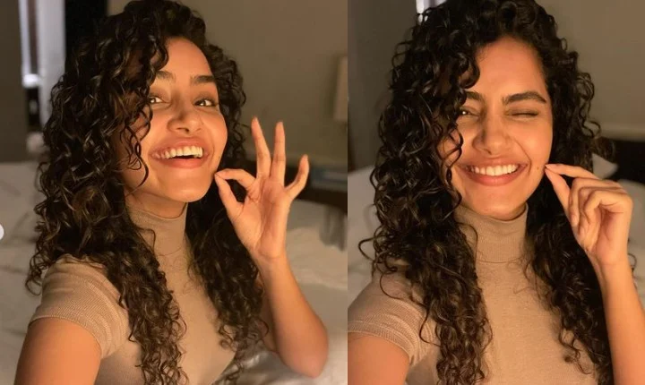 சுருட்ட முடியுடன் ஸ்மைலி Pose - படுக்கையறையில் பலே அனுபமா!