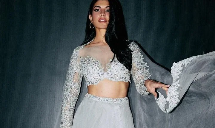 ஜொலிக்கும் உடையில் கிளாமர் தெறிக்க கவர்ச்சி காட்டும் ஜாக்குலின்!