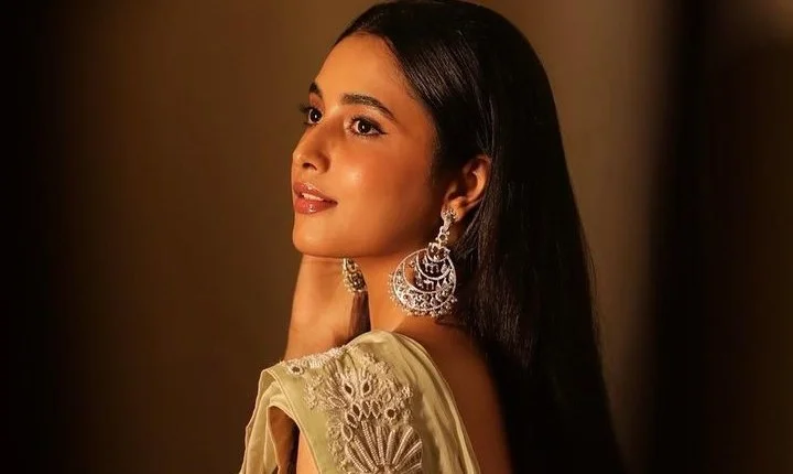 ஸ்லீவ்ல்ஸ் சேலையில் செம அழகா இருக்கீங்க - பிரியங்கா மோகனிடம் வழியும் ரசிகர்கள்!