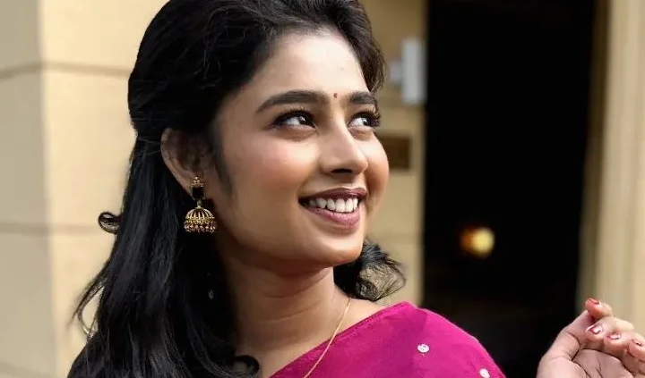 நீங்க இல்லாமல் பிக்பாஸ் பார்க்கவே பிடிக்கல - ஜம்முனு 4 போட்டோ போட்ட ஜனனி!