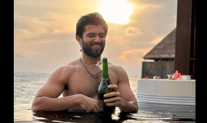 பிரபல நட்சத்திரங்களின் புத்தாண்டு கொண்டாட்ட புகைப்படங்கள்!