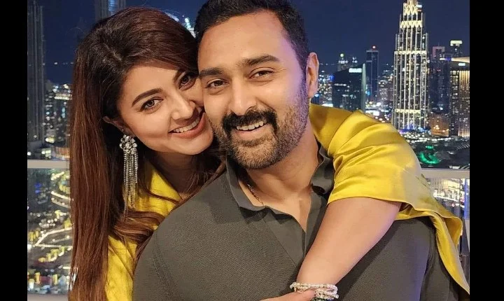 பிரபல நட்சத்திரங்களின் புத்தாண்டு கொண்டாட்ட புகைப்படங்கள்!