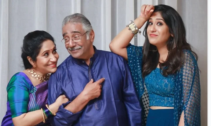 பேமிலி போட்டோ ஷூட் நடத்திய பாடகி ஸ்வேதா மோகன் - லேட்டஸ்ட் ஸ்டில்ஸ்!