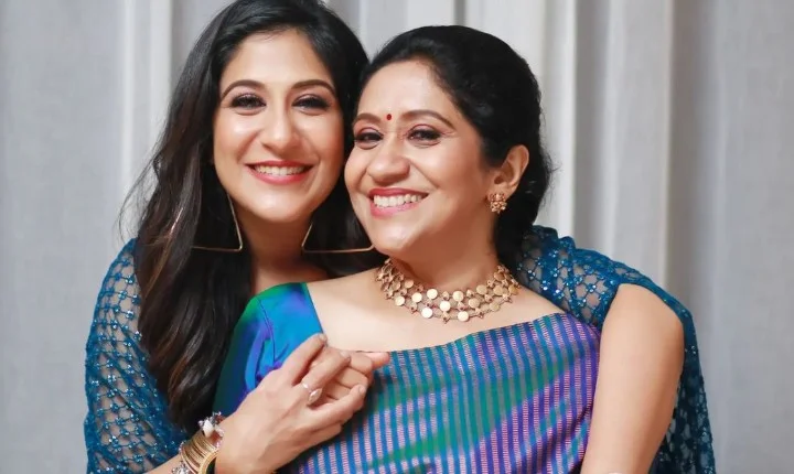 பேமிலி போட்டோ ஷூட் நடத்திய பாடகி ஸ்வேதா மோகன் - லேட்டஸ்ட் ஸ்டில்ஸ்!