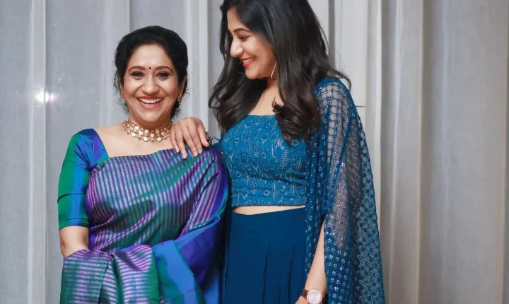 பேமிலி போட்டோ ஷூட் நடத்திய பாடகி ஸ்வேதா மோகன் - லேட்டஸ்ட் ஸ்டில்ஸ்!