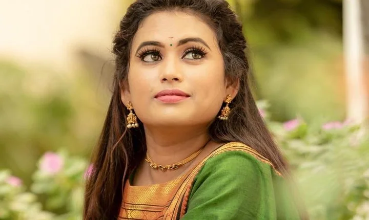 சீரியல் நடிகை பரீனாவின் லேட்டஸ்ட்  போட்டோஸ்!