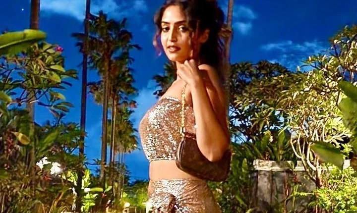 முடிச்சு போட்டு மூடேத்தும் ரெபா ஜான் - தொடை கவர்ச்சி ஆள தூக்குது!