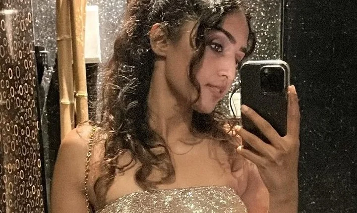 முடிச்சு போட்டு மூடேத்தும் ரெபா ஜான் - தொடை கவர்ச்சி ஆள தூக்குது!