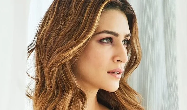 நடுவுல கொஞ்சம் இடைவெளி விட்டு இஷ்டம் போல் கிளாமர் காட்டும் கிருத்தி சனோன்!