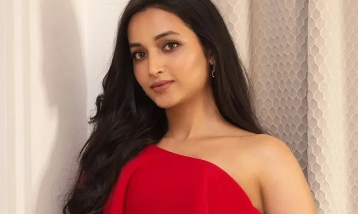 நடிகை ஸ்ரீநிதி ஷெட்டியின் லேட்டஸ்ட் மாடர்ன் லுக் போட்டோஸ்!