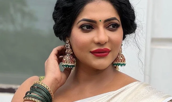 நாட்டு முரட்டு லவ்லி கட்டை... ரேஷ்மாவை ரசித்துத்தள்ளும் நெட்டிசன்ஸ்!