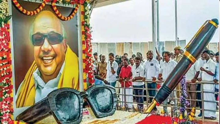 Kalaingar Pen statue