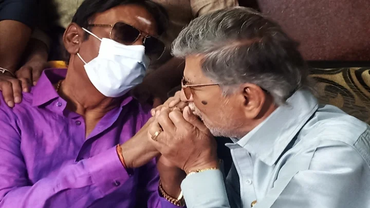 விஜயகாந்த் கைப்பற்றி அன்பு முத்தம்… எமோஷன் ஆன SAC