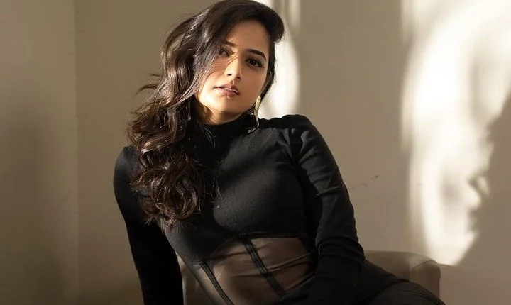 இளம் நடிகை ஆஷிகா ரங்கநாத் வெளியிட்ட கவர்ச்சி கிளிக்ஸ்!