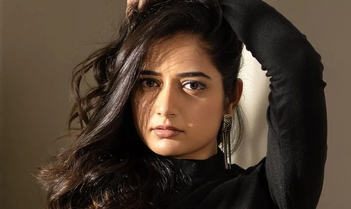 இளம் நடிகை ஆஷிகா ரங்கநாத் வெளியிட்ட கவர்ச்சி கிளிக்ஸ்!