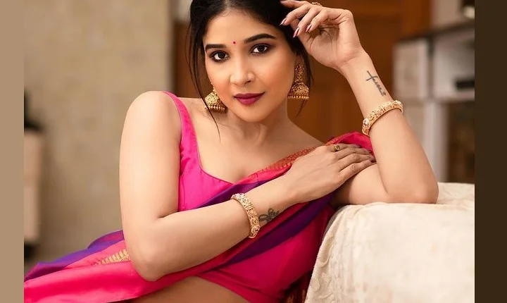 அழகா இருக்கீங்க.. சேலையில் சொக்கி இழுக்கும் சாக்ஷி அகர்வால்!