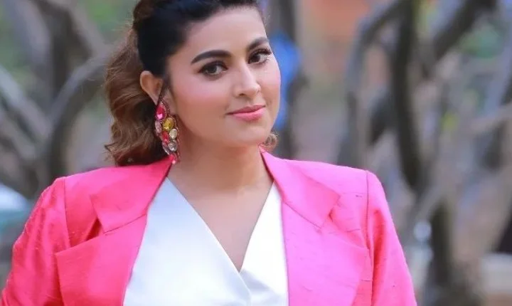 கோட் ஷூட்டில் கெத்து காட்டும் நடிகை சினேகா - லேட்டஸ்ட் போட்டோஸ்!