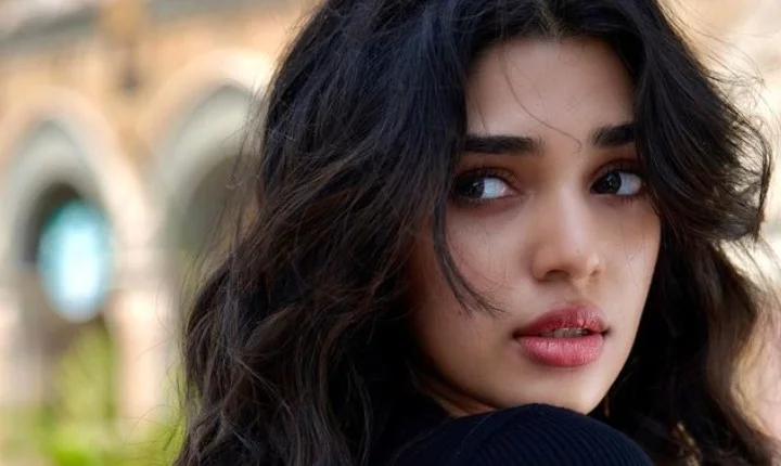 ஹாலிவுட் ஹீரோயின் போன்று மாடர்ன் லுக்கில் மயக்கும் கீர்த்தி ஷெட்டி!