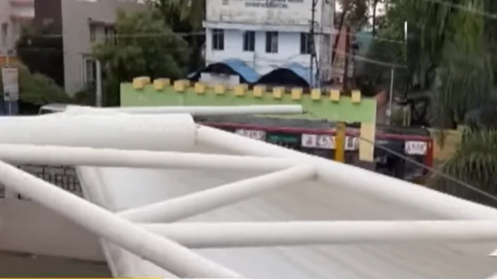 முதல்வர் திறந்துவைத்த மைதானத்தின் மேற்கூரை.. ஒருசில மாதங்களில் இடிந்து விழுந்ததால் பரபரப்பு..!