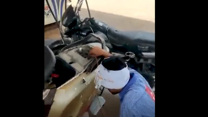 2000 ரூபாய் கொடுத்ததால் போட்ட பெட்ரோலை உறிஞ்சி எடுத்த பங்க் ஊழியர்..!