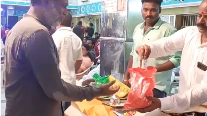 கல்யாண வீட்டின் தாம்பூல பையில் குவார்ட்டர் பாட்டில்.. திகைத்த விருந்தினர்கள்..!