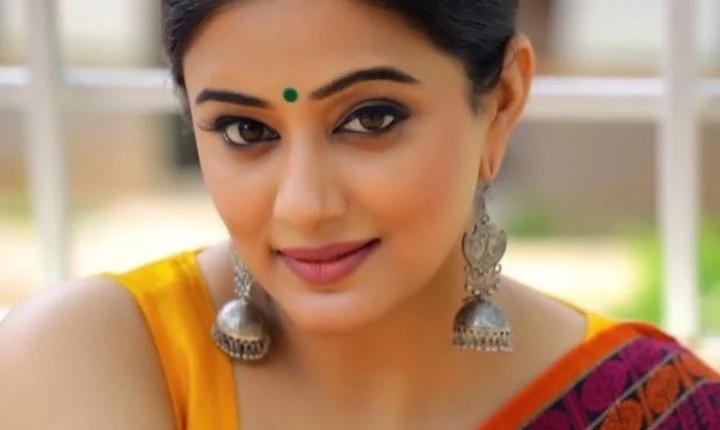 இது தான் நல்ல குடும்ப பொண்ணுக்கு அர்த்தம்... பிரியாமணியை பார்த்து கற்றுக்கொள்ளுங்கள் தமன்னா!