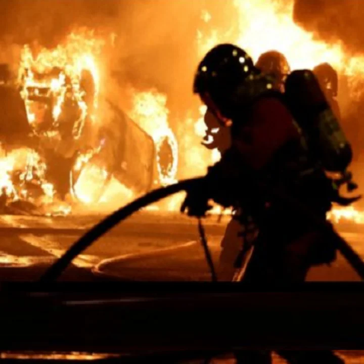 உலகின் மிக பழமையான நூலகத்திற்கு வன்முறையாளர்கள் தீவைப்பு.. அரிய புத்தகங்கள் சாம்பல்..!