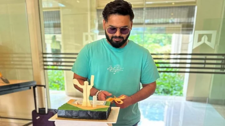 தோனி பிறந்தநாளை வித்தியாசமாகக் கொண்டாடிய ரிஷப் பண்ட்!