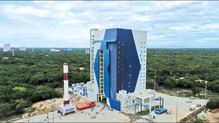 7 செயற்கைக்கோள்களுடன் விண்ணில் பறக்க இருக்கும் 'பி.எஸ்.எல்.வி. சி-56' ராக்கெட்: தயார் நிலையில் இஸ்ரோ..!