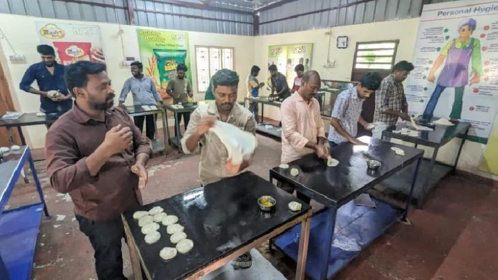 இந்தியாவில் முதல் முறை: மதுரையில் புரோட்டா பயிற்சி மையம்..!