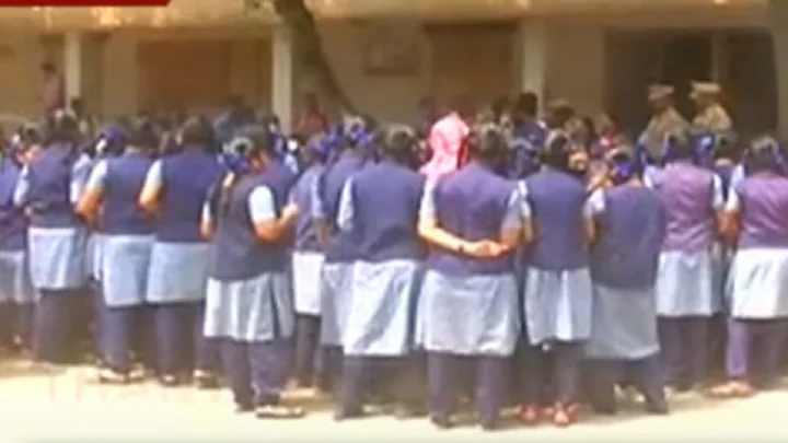 குடிநீர் தொட்டியில் புழுக்கள்.. மகளிர் மேல்நிலைப்பள்ளி மாணவிகள் தர்ணா போராட்டம்..!