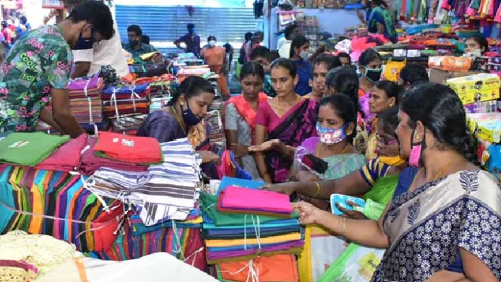 தீபாவளிக்கு மறுநாளும் ஈரோடு ஜவுளிக்கடைகளில் அலைமோதும் கூட்டம்.. காரணம் இதுதான்..!